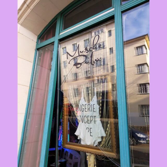 Einbruch im MuscheBubu 😢💔

Leider wurde in der Nacht von Montag auf Dienstag im MuscheBubu eingebrochen. Es wurde vor allem Bademode und ein paar hochwertige Lingerie Sets gestohlen. Ich bin natürlich versichert, aber der zusätzliche Aufwand und die Verarbeitung der Situation kostet mich viel Kraft.

Die Glasschleiferei Fellmann war Gott sei Dank schnell vor Ort und hat eine Notverglasung durchgeführt. Der Laden ist also wieder schick und weiterhin geöffnet ❤️

Wie du mir jetzt helfen kannst:

- liebe Worte 💖 
- vorbeikommen und einkaufen, damit ich finanziell abgesichert bin 
- gute Vibes wieder in den Laden bringen 🌞
- Hinweise zum Tathergang 
- Hinweise zur gestohlenen Ware (ebay etc.)

Küsschen, Rina 💞