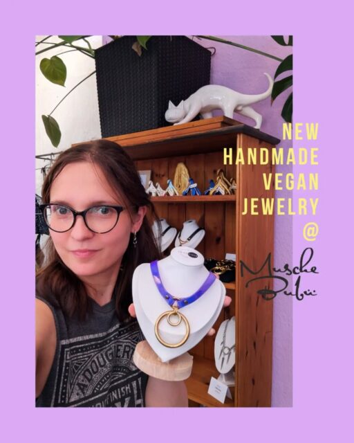 NEW IN: kinky Statement Schmuck by LuneNoir 🖤🔗

Diese einzigartigen Accessoires werden mit Liebe und Sorgfalt von Sara in Duisburg gefertigt. Jedes Piece ist vegan und besteht aus nachhaltigen Materialien. Die alternativen Schmuckstücke lassen sich vielfältig kombinieren - so pimpen sie sowohl dein Alltagsoutfit als auch einen extravaganten kinky Look! Probier es selbst!

#alternativeaccessories #handmadejewelry #veganerschmuck #statementschmuck

These unique accessories are handcrafted with love and care by Sara in Duisburg. Every single piece is 100% vegan and made from sustainable materials. They’re super versatile - perfect for pimping up your everyday outfit or elevating an extravagant kinky look! Try it yourself!

MUSCHEBUBU LINGERIE CONCEPT STORE LEIPZIG