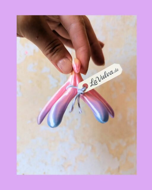 NEW IN: Klitoris- und Vulvamodelle by @lavulva.de 🌸

Das MuscheBubu dient nicht nur als Store sondern auch als Raum für Austausch & Selbsterfahrung. Deswegen finden hier ab und an auch Workshops zu den Themen Sexualität, Körperbewusstsein und kreativer Selbstausdruck statt.

Passend dazu gibt es jetzt farbenfrohe Klitoris- und Vulvamodelle in Originalgröße als 3D Druck! Diese anschaulichen Modelle eignen sich nicht nur hervorragend für Aufklärungsarbeit, sondern sind auch ein dekoratives Statement Piece für deine Wohnung! 💖

#klitorismodell #aufklärungistsexy #sexualpädagogik 

MuscheBubu isn’t just a store - it’s also a space for connection and self-discovery. That’s why we host workshops on sexuality, body awareness, and creative self-expression every now and then.

Matching this vibe, we now have colorful, life-sized 3D-printed clitoris and vulva models! These vivid models are not only amazing for sex education, but they also make a super decorative statement piece for your home! 💖